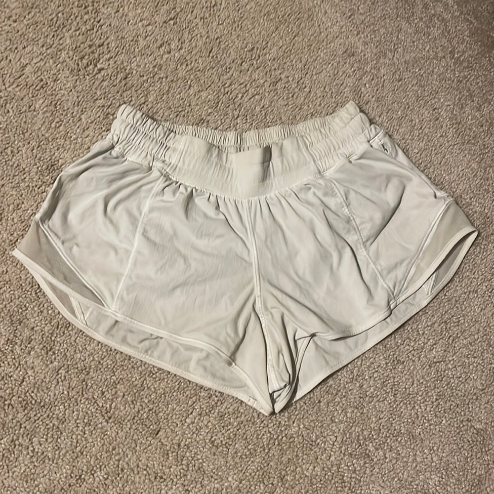 LULULEMON hotty hot shorts in white, size 4, 2.5”